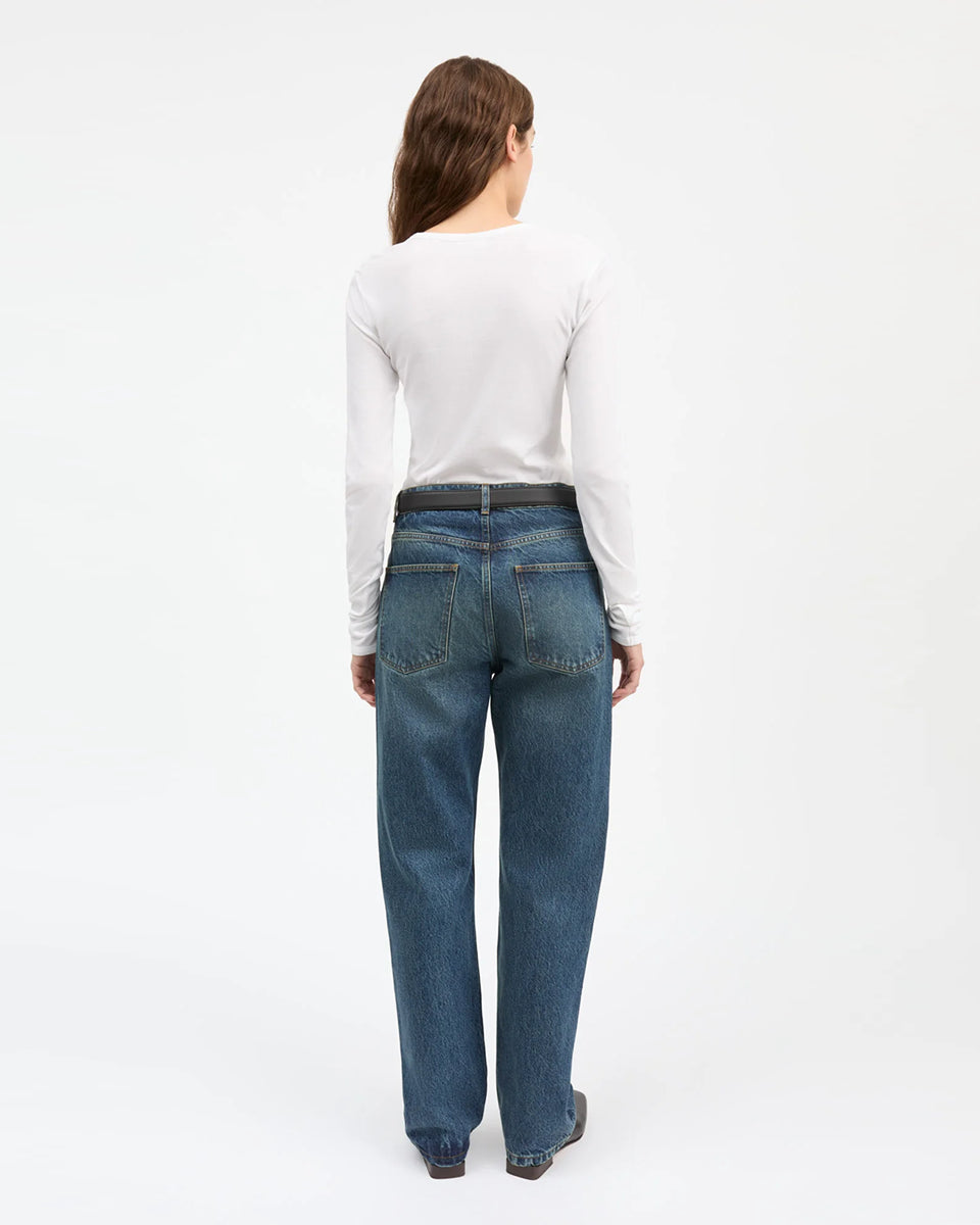 Minimalistyczny, biały, bawełniany longsleeve Seventies O-neck SKALL z okrągłym dekoltem i wąskimi, długimi rękawami. Posiada przylegający do ciała fason i delikatną, gładką fakturę. Wykonany z organicznej i bardzo przyjemnej dla skóry bawełny. To bluzka idealna do warstwowych stylizacji.&nbsp;

-Przylegający fason

-100% bawełna organiczna

-Zamów longsleeve w swoim normalnym rozmiarze