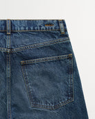 Klasyczne jeansy Sharon Straight Washed Dark Blue marki SKALL z wysokim stanem, wąskimi, prostymi nogawkami i klasycznymi, jeansowymi detalami. Mają pięć kieszeni, szlufki na pasek oraz haftowane logo marki z tyłu w pasie. Wykonane w 100% z certyfikowanej bawełny organicznej.&nbsp;

-Wysoki stan

-Wąskie, proste nogawki

-100% bawełna organiczna