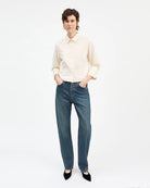 Klasyczne jeansy Sharon Straight Washed Dark Blue marki SKALL z wysokim stanem, wąskimi, prostymi nogawkami i klasycznymi, jeansowymi detalami. Mają pięć kieszeni, szlufki na pasek oraz haftowane logo marki z tyłu w pasie. Wykonane w 100% z certyfikowanej bawełny organicznej.&nbsp;

-Wysoki stan

-Wąskie, proste nogawki

-100% bawełna organiczna