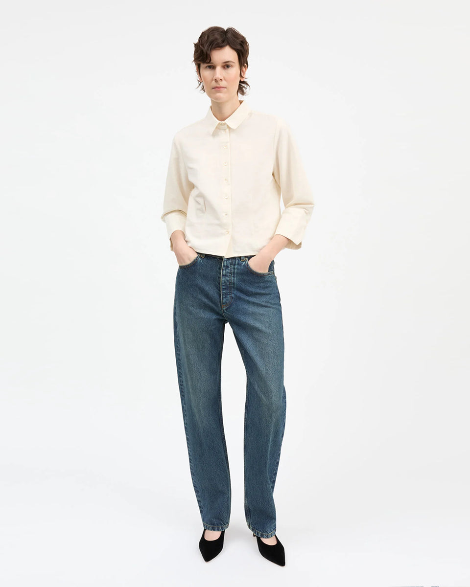 Klasyczne jeansy Sharon Straight Washed Dark Blue marki SKALL z wysokim stanem, wąskimi, prostymi nogawkami i klasycznymi, jeansowymi detalami. Mają pięć kieszeni, szlufki na pasek oraz haftowane logo marki z tyłu w pasie. Wykonane w 100% z certyfikowanej bawełny organicznej.&nbsp;

-Wysoki stan

-Wąskie, proste nogawki

-100% bawełna organiczna