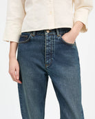 Klasyczne jeansy Sharon Straight Washed Dark Blue marki SKALL z wysokim stanem, wąskimi, prostymi nogawkami i klasycznymi, jeansowymi detalami. Mają pięć kieszeni, szlufki na pasek oraz haftowane logo marki z tyłu w pasie. Wykonane w 100% z certyfikowanej bawełny organicznej.&nbsp;

-Wysoki stan

-Wąskie, proste nogawki

-100% bawełna organiczna