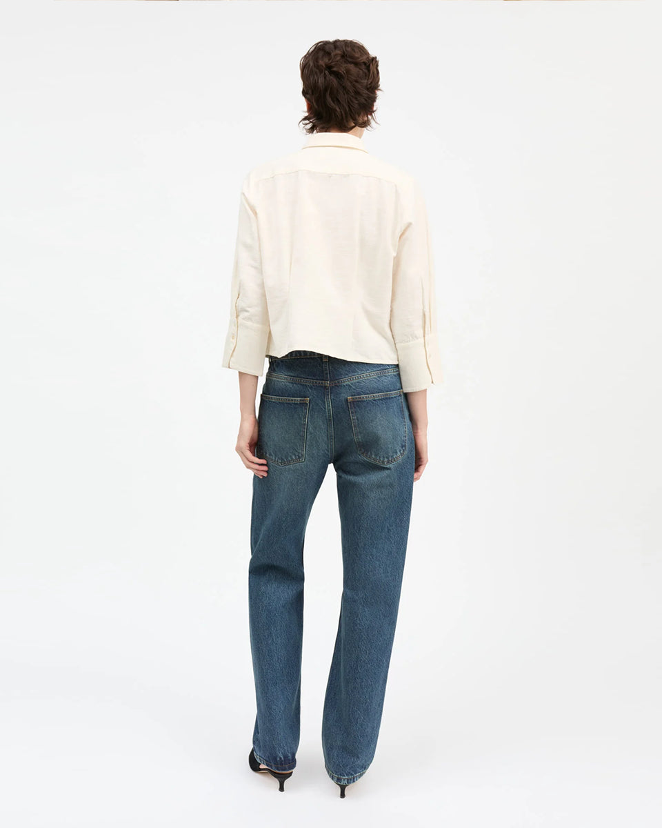 Klasyczne jeansy Sharon Straight Washed Dark Blue marki SKALL z wysokim stanem, wąskimi, prostymi nogawkami i klasycznymi, jeansowymi detalami. Mają pięć kieszeni, szlufki na pasek oraz haftowane logo marki z tyłu w pasie. Wykonane w 100% z certyfikowanej bawełny organicznej.&nbsp;

-Wysoki stan

-Wąskie, proste nogawki

-100% bawełna organiczna