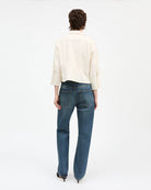 Klasyczne jeansy Sharon Straight Washed Dark Blue marki SKALL z wysokim stanem, wąskimi, prostymi nogawkami i klasycznymi, jeansowymi detalami. Mają pięć kieszeni, szlufki na pasek oraz haftowane logo marki z tyłu w pasie. Wykonane w 100% z certyfikowanej bawełny organicznej.&nbsp;

-Wysoki stan

-Wąskie, proste nogawki

-100% bawełna organiczna