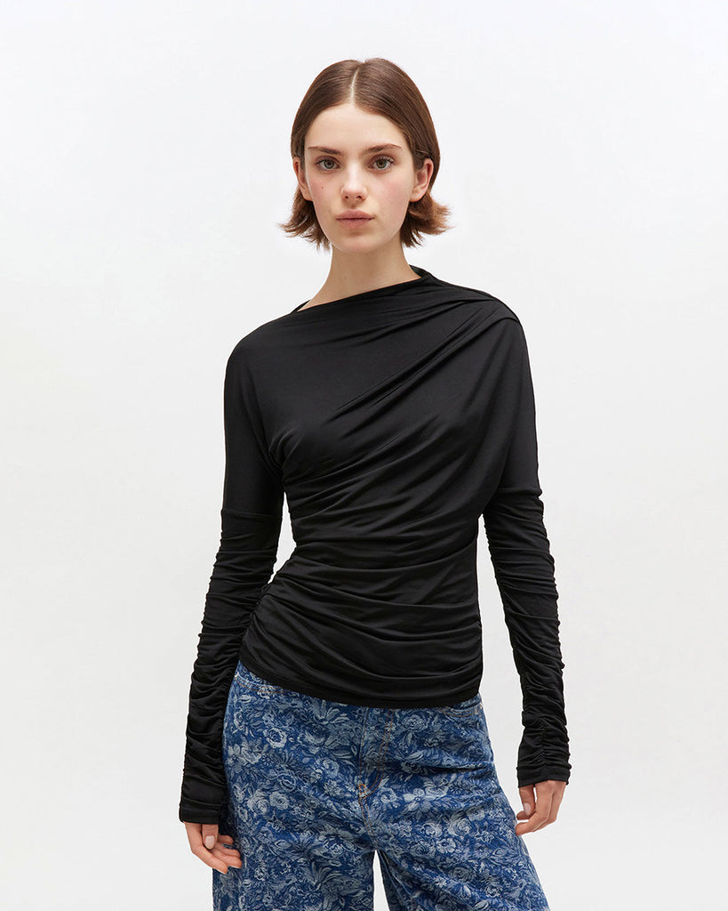 Czarny, taliowany top 4393 Shiny Jersey Black marki GANNI z asymetrycznym dekoltem i marszczeniami przy rękawach oraz na całej długości. Zestaw go z elegancką spódnicą lub jeansami, aby uzyskać bardziej codzienny look.