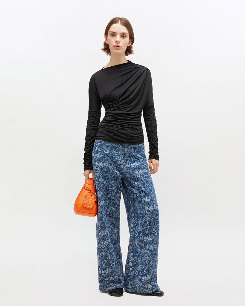 Czarny, taliowany top 4393 Shiny Jersey Black marki GANNI z asymetrycznym dekoltem i marszczeniami przy rękawach oraz na całej długości. Zestaw go z elegancką spódnicą lub jeansami, aby uzyskać bardziej codzienny look.