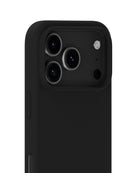 Silikonowe etui Black chroni i odświeża Twój telefon dzięki miękkiej i elastycznej powierzchni. Charakteryzuje się minimalistycznym designem i komfortowym wykończeniem, które zakrywa przyciski głośności i krawędzie. Wykonane jest w 100% z poliwęglanu z recyklingu z certyfikatem GRS.&nbsp;

Produkt wegański.
