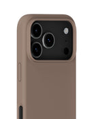 Silikonowe etui Mocha Brown chroni i odświeża Twój telefon dzięki miękkiej i elastycznej powierzchni. Charakteryzuje się minimalistycznym designem i komfortowym wykończeniem, które zakrywa przyciski głośności i krawędzie. Wykonane jest w 100% z poliwęglanu z recyklingu z certyfikatem GRS.&nbsp;

Produkt wegański.