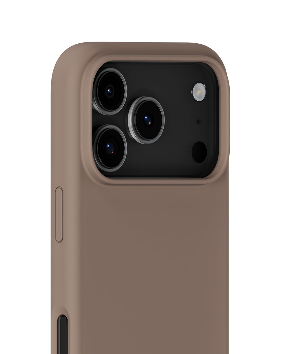 Silikonowe etui Mocha Brown chroni i odświeża Twój telefon dzięki miękkiej i elastycznej powierzchni. Charakteryzuje się minimalistycznym designem i komfortowym wykończeniem, które zakrywa przyciski głośności i krawędzie. Wykonane jest w 100% z poliwęglanu z recyklingu z certyfikatem GRS.&nbsp;

Produkt wegański.