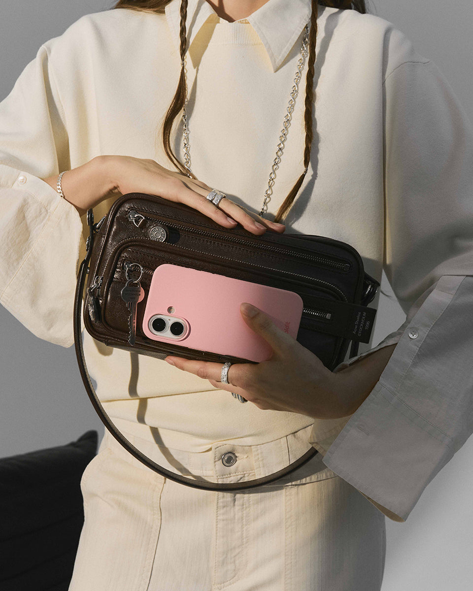 Silikonowe etui Pink chroni i odświeża Twój telefon dzięki miękkiej i elastycznej powierzchni. Charakteryzuje się minimalistycznym designem i komfortowym wykończeniem, które zakrywa przyciski głośności i krawędzie. Wykonane jest w 100% z poliwęglanu z recyklingu z certyfikatem GRS.&nbsp;

Produkt wegański.