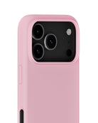Silikonowe etui Pink chroni i odświeża Twój telefon dzięki miękkiej i elastycznej powierzchni. Charakteryzuje się minimalistycznym designem i komfortowym wykończeniem, które zakrywa przyciski głośności i krawędzie. Wykonane jest w 100% z poliwęglanu z recyklingu z certyfikatem GRS.&nbsp;

Produkt wegański.
