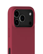 Silikonowe etui Red Velvet chroni i odświeża Twój telefon dzięki miękkiej i elastycznej powierzchni. Charakteryzuje się minimalistycznym designem i komfortowym wykończeniem, które zakrywa przyciski głośności i krawędzie. Wykonane jest w 100% z poliwęglanu z recyklingu z certyfikatem GRS.&nbsp;