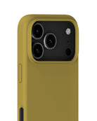 Silikonowe etui Warm Olive chroni i odświeża Twój telefon dzięki miękkiej i elastycznej powierzchni. Charakteryzuje się minimalistycznym designem i komfortowym wykończeniem, które zakrywa przyciski głośności i krawędzie. Wykonane jest w 100% z poliwęglanu z recyklingu z certyfikatem GRS.&nbsp;

Produkt wegański.