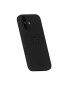 Miękka, silikonowa naklejka Bow Black z wypukłym wzorem, tworzącym unikalny efekt 3D. Przyklej ją do swojego telefonu, laptopa lub notesu za pomocą klejącego tyłu. Dopasuj ją do silikonowego etui w tym samym odcieniu lub w kontrastującym kolorze.