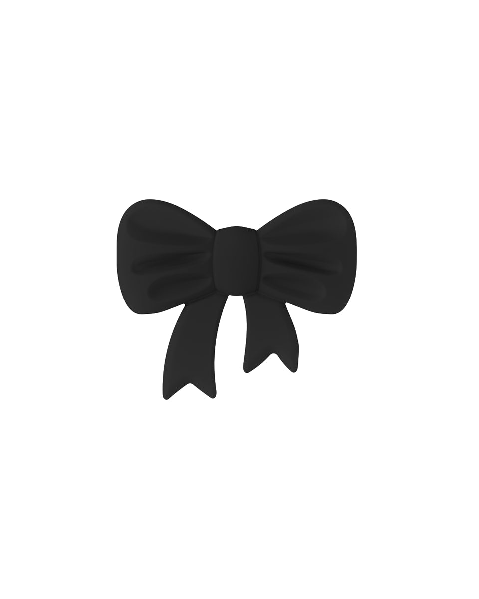 Miękka, silikonowa naklejka Bow Black z wypukłym wzorem, tworzącym unikalny efekt 3D. Przyklej ją do swojego telefonu, laptopa lub notesu za pomocą klejącego tyłu. Dopasuj ją do silikonowego etui w tym samym odcieniu lub w kontrastującym kolorze.
