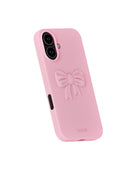 Miękka, silikonowa naklejka Bow Pink z wypukłym wzorem, tworzącym unikalny efekt 3D. Przyklej ją do swojego telefonu, laptopa lub notesu za pomocą klejącego tyłu. Dopasuj ją do silikonowego etui w tym samym odcieniu lub w kontrastującym kolorze.