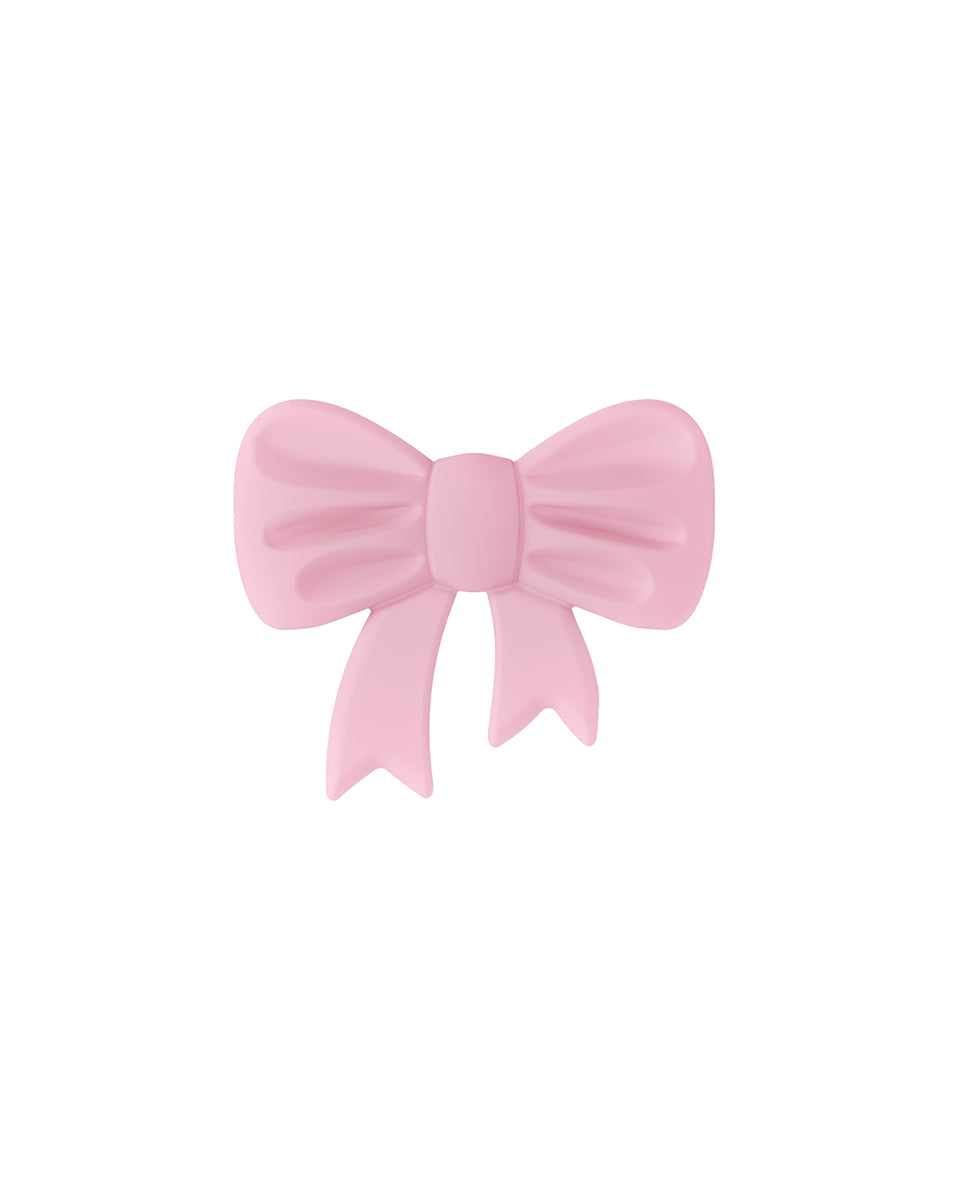 Miękka, silikonowa naklejka Bow Pink z wypukłym wzorem, tworzącym unikalny efekt 3D. Przyklej ją do swojego telefonu, laptopa lub notesu za pomocą klejącego tyłu. Dopasuj ją do silikonowego etui w tym samym odcieniu lub w kontrastującym kolorze.