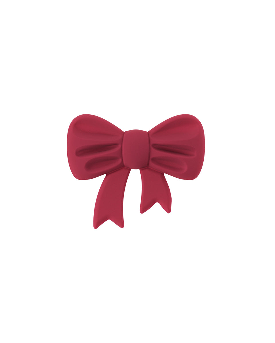Miękka, silikonowa naklejka Bow Red Velvet z wypukłym wzorem, tworzącym unikalny efekt 3D. Przyklej ją do swojego telefonu, laptopa lub notesu za pomocą klejącego tyłu. Dopasuj ją do silikonowego etui w tym samym odcieniu lub w kontrastującym kolorze.