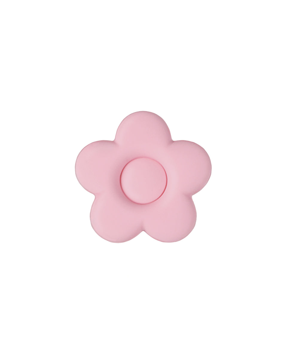 Miękka, silikonowa naklejka Flower Pink z wypukłym wzorem, tworzącym unikalny efekt 3D. Przyklej ją do swojego telefonu, laptopa lub notesu za pomocą klejącego tyłu. Dopasuj ją do silikonowego etui w tym samym odcieniu lub w kontrastującym kolorze.