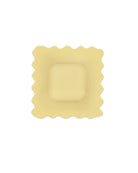 Miękka, silikonowa naklejka Ravioli z wypukłym wzorem, tworzącym unikalny efekt 3D. Przyklej ją do swojego telefonu, laptopa lub notesu za pomocą klejącego tyłu. Dopasuj ją do silikonowego etui w tym samym odcieniu lub w kontrastującym kolorze.