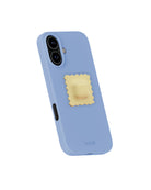Miękka, silikonowa naklejka Ravioli z wypukłym wzorem, tworzącym unikalny efekt 3D. Przyklej ją do swojego telefonu, laptopa lub notesu za pomocą klejącego tyłu. Dopasuj ją do silikonowego etui w tym samym odcieniu lub w kontrastującym kolorze.