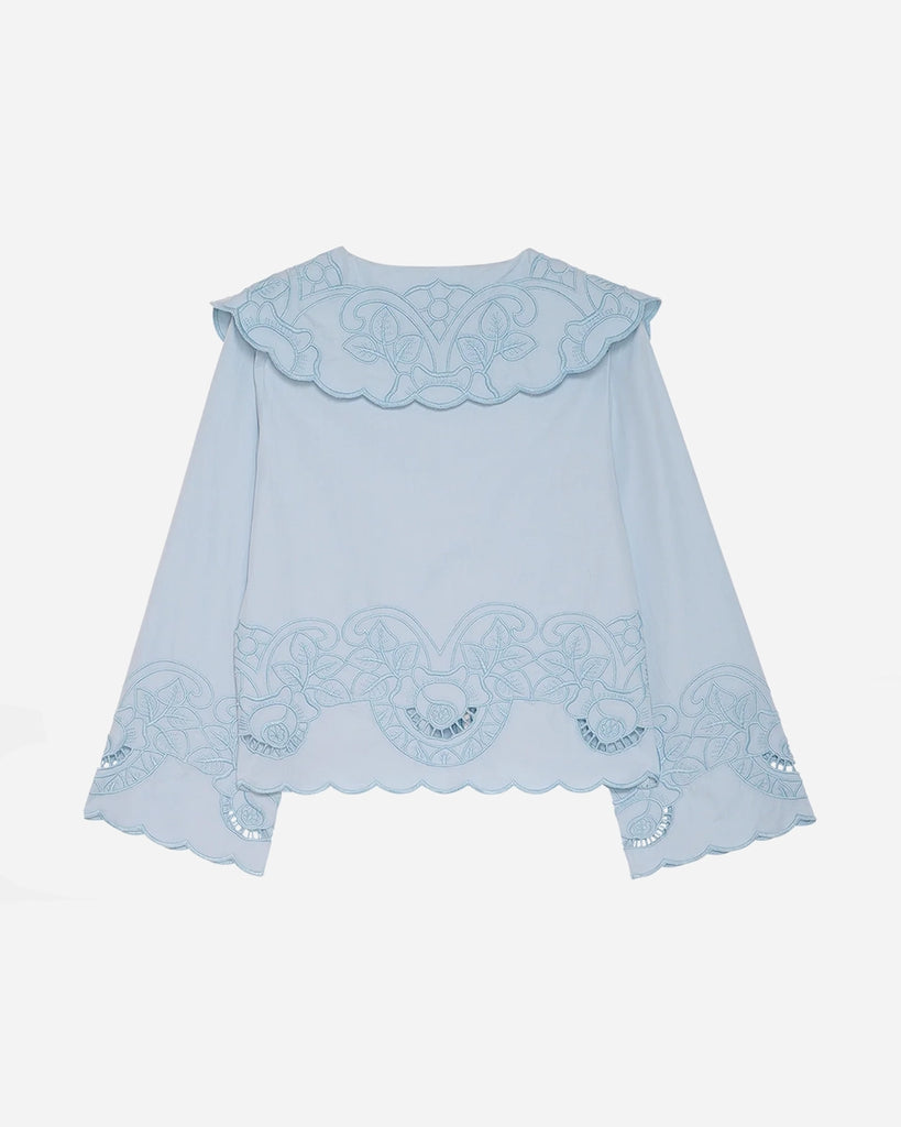 Romantyczna, koszulowa bluzka Cameron SISSEL EDELBO z dużym, efektownym kołnierzem i długim, rozszerzanym rękawem. Wiązana pod szyją. Zapinana na guziki z masy perłowej i haftki