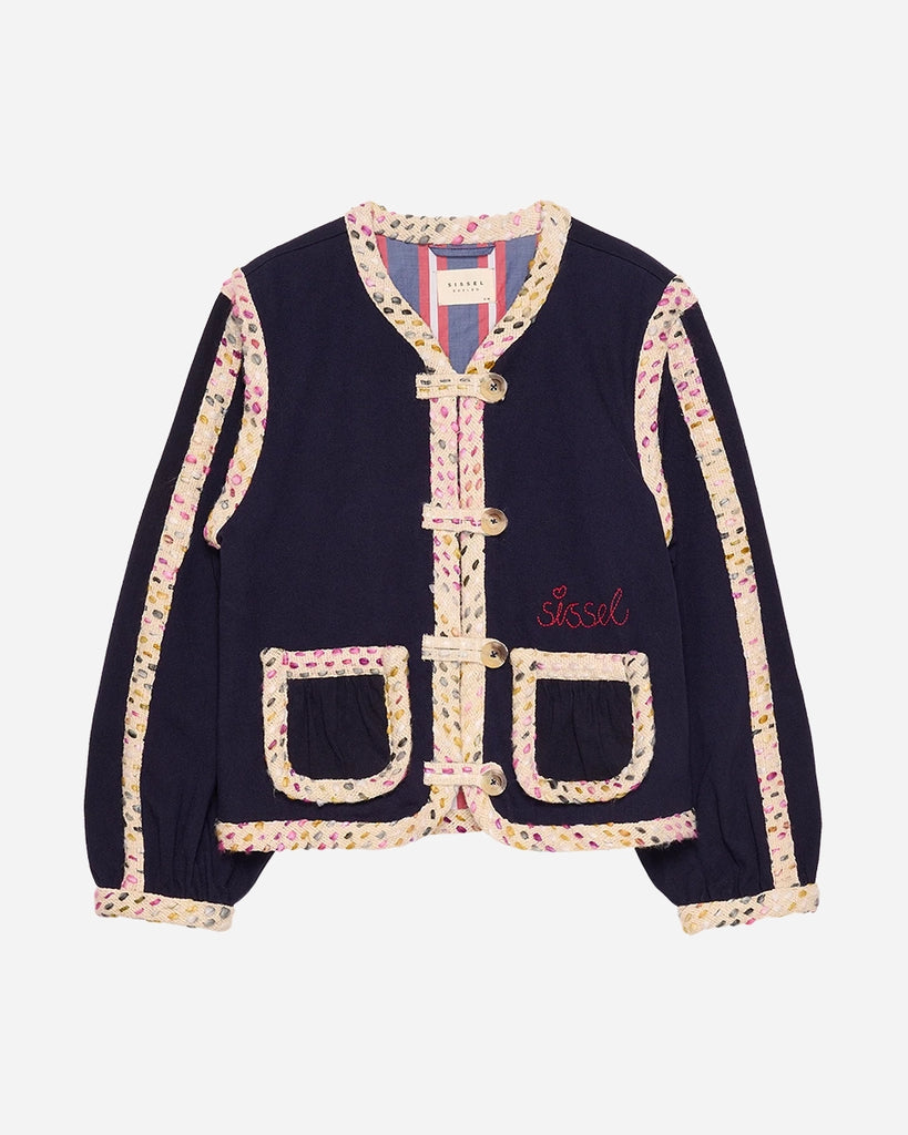 Cienka, krótka kurtka Como SISSEL EDELBO o pudełkowym kroju z długimi, balonowymi rękawami. Zapinana na duże guziki i haftki. Wykończona zaokrąglonymi rogami i grubą lamówką z tkaniny boucle