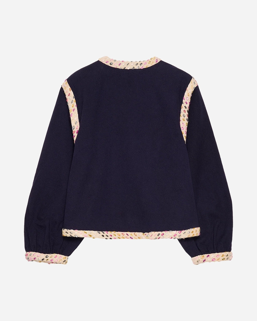 Cienka, krótka kurtka Como SISSEL EDELBO o pudełkowym kroju z długimi, balonowymi rękawami. Zapinana na duże guziki i haftki. Wykończona zaokrąglonymi rogami i grubą lamówką z tkaniny boucle