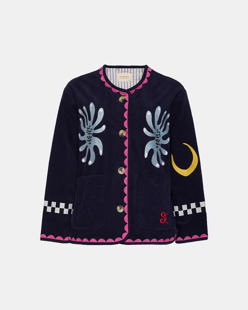 Cienka, krótka, sztruksowa kurtka Maggie SISSEL EDELBO z okrągłym dekoltem i szerokimi rękawami. Dekorowana pięknymi, ręcznie wykonanymi haftami z motywami geometrycznymi, solarnymi i cyrkowymi. Zapinana na guziki. Z przodu posiada dwie, duże kieszenie.