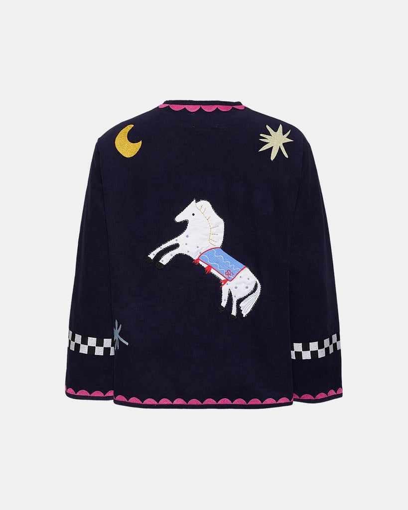 Cienka, krótka, sztruksowa kurtka Maggie SISSEL EDELBO z okrągłym dekoltem i szerokimi rękawami. Dekorowana pięknymi, ręcznie wykonanymi haftami z motywami geometrycznymi, solarnymi i cyrkowymi. Zapinana na guziki. Z przodu posiada dwie, duże kieszenie.