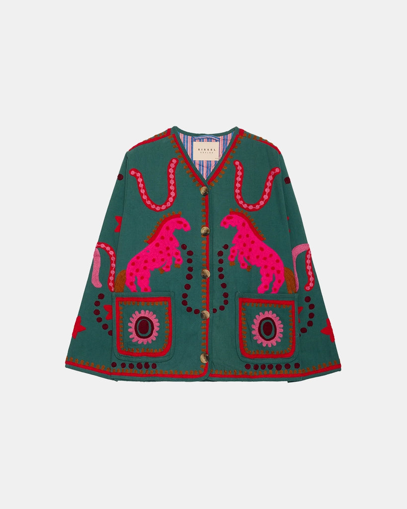 Cienka, krótka kurtka Maggie SISSEL EDELBO z trójkątnym dekoltem i szerokimi rękawami. Dekorowana pięknymi, ręcznie wykonanymi haftami suzani w soczystych, neonowych odcieniach różu . Zapinana na guziki. Z przodu posiada dwie, duże kieszenie.