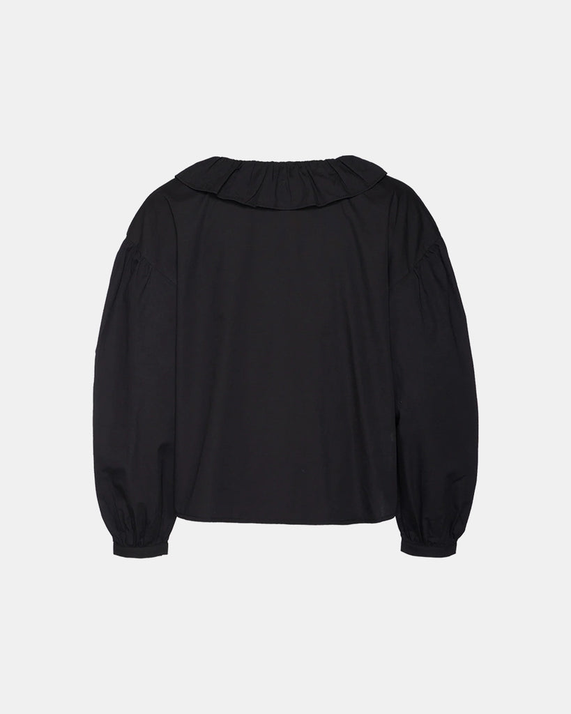 Luźna, bawełniana bluzka Mildred SISSEL EDELBO z okrągłym dekoltem obszytym falbanką, opadającymi ramionami i szerokimi, balonowymi, długimi rękawami. Zapinana na drobne guziki z masy perłowej i elastyczne. Dekorowana efektownymi, kwiatowymi aplikacjami ze srebrnych cekinów i koralików.