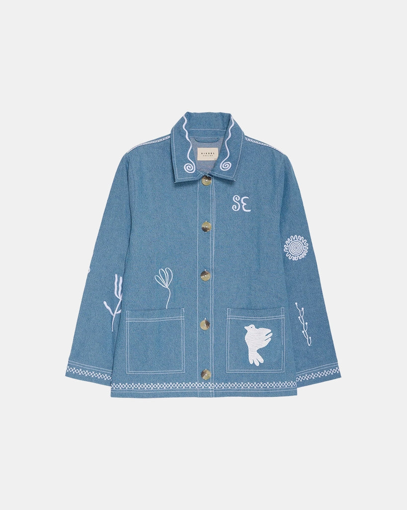 Cienka, oversizowa kurtka jeansowa My SISSEL EDELBO o koszulowym kroju. Posiada kołnierzyk i długie, luźne rękawy. Wykonana ze sztywnego denimu z końcówek produkcyjnych. Dekorowana pięknymi, białymi haftami. Zapinana na duże guziki. Posiada dwie, przednie kieszenie.