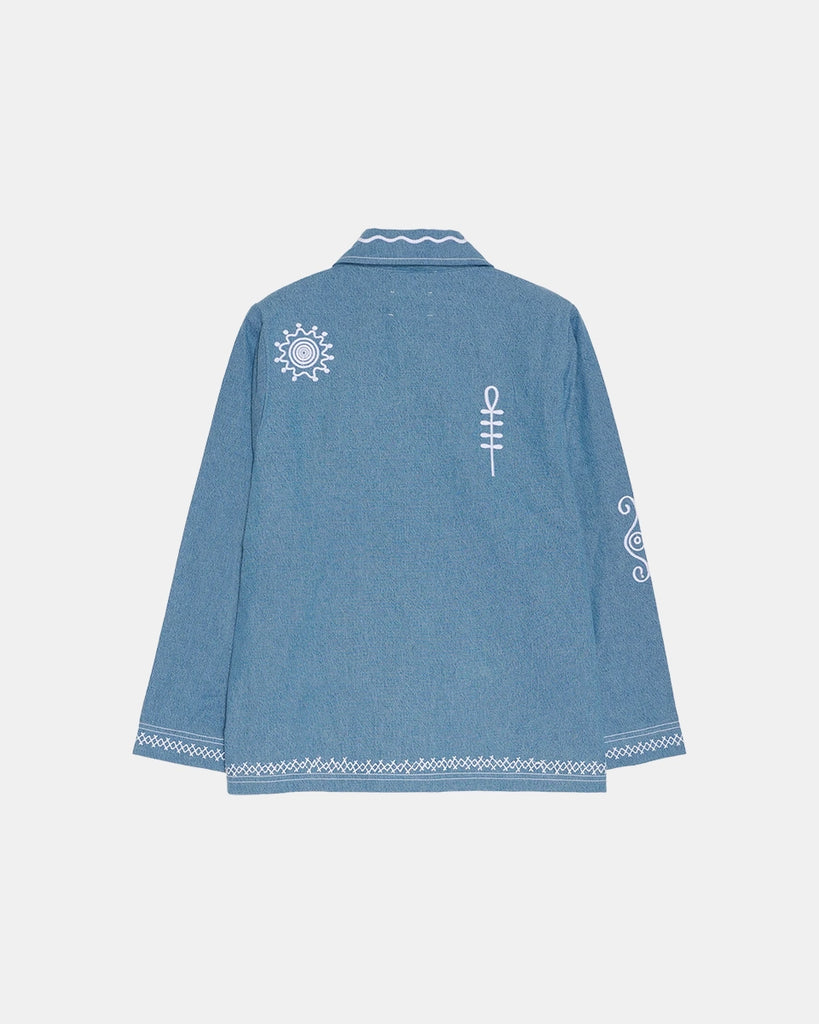 Cienka, oversizowa kurtka jeansowa My SISSEL EDELBO o koszulowym kroju. Posiada kołnierzyk i długie, luźne rękawy. Wykonana ze sztywnego denimu z końcówek produkcyjnych. Dekorowana pięknymi, białymi haftami. Zapinana na duże guziki. Posiada dwie, przednie kieszenie.