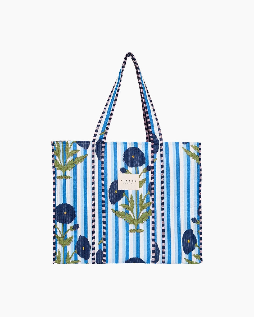 Duża torba w typie shopper Pricilla SISSEL EDELBO w niebieskie paski z ręcznie wykonanym, kwiatowym printem i haftem.