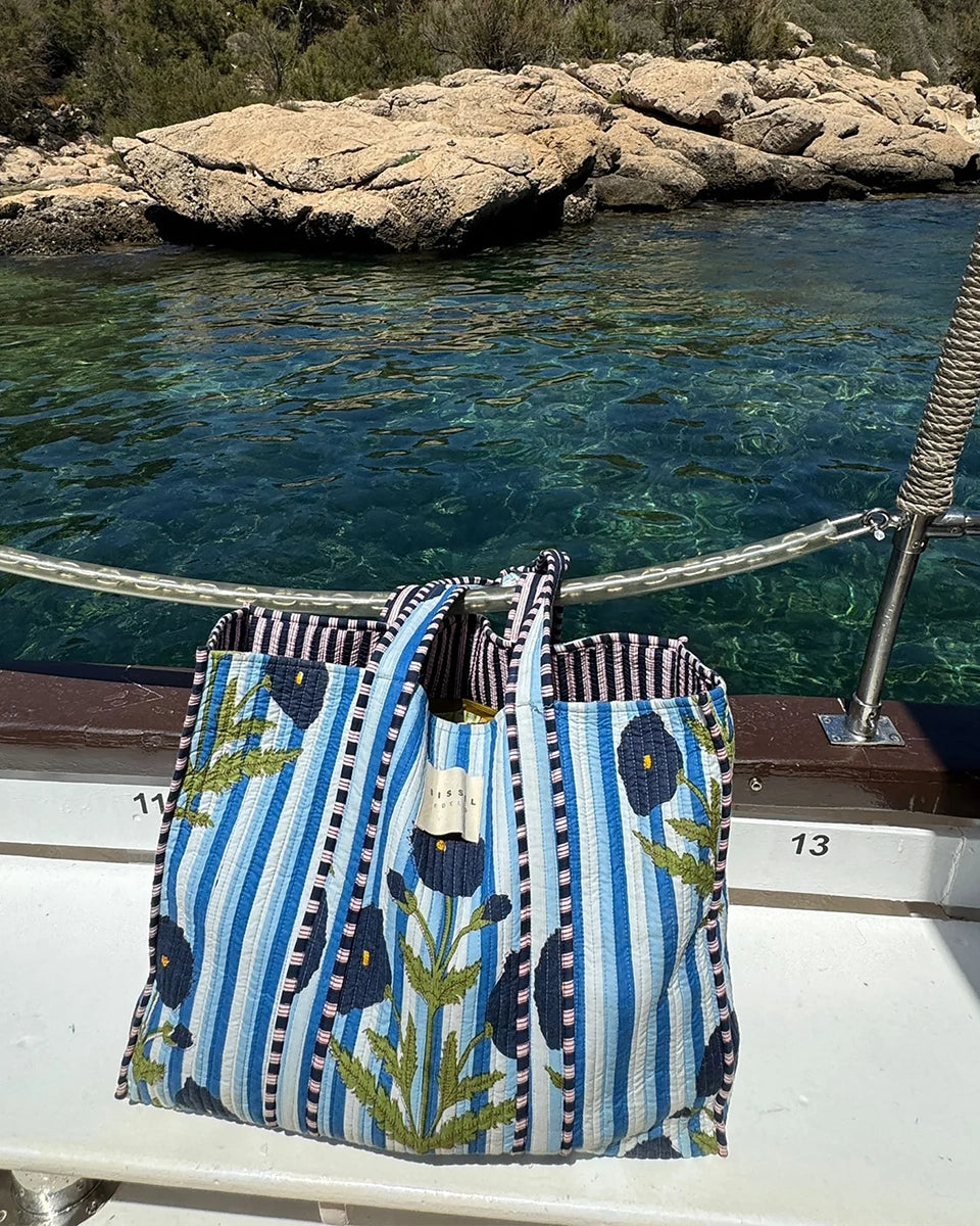 Duża torba w typie shopper Pricilla SISSEL EDELBO w niebieskie paski z ręcznie wykonanym, kwiatowym printem i haftem.