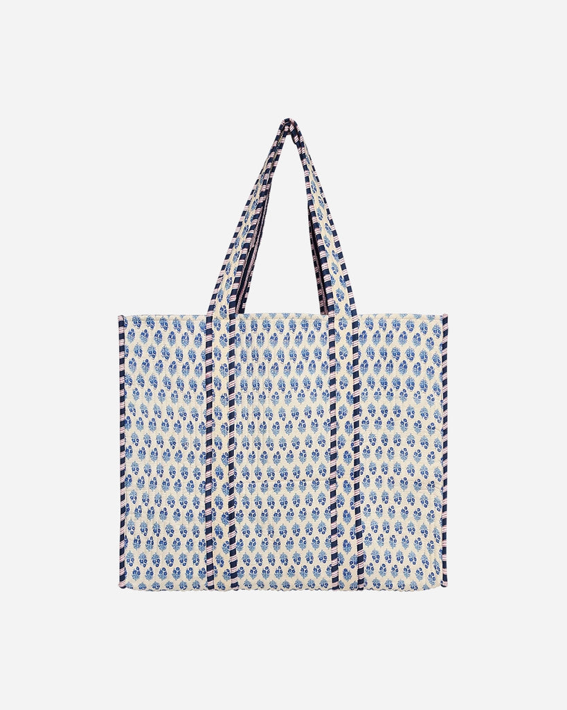 Duża torba w typie shopper Pricilla SISSEL EDELBO w niebieskie paski z ręcznie wykonanym, kwiatowym printem i haftem.