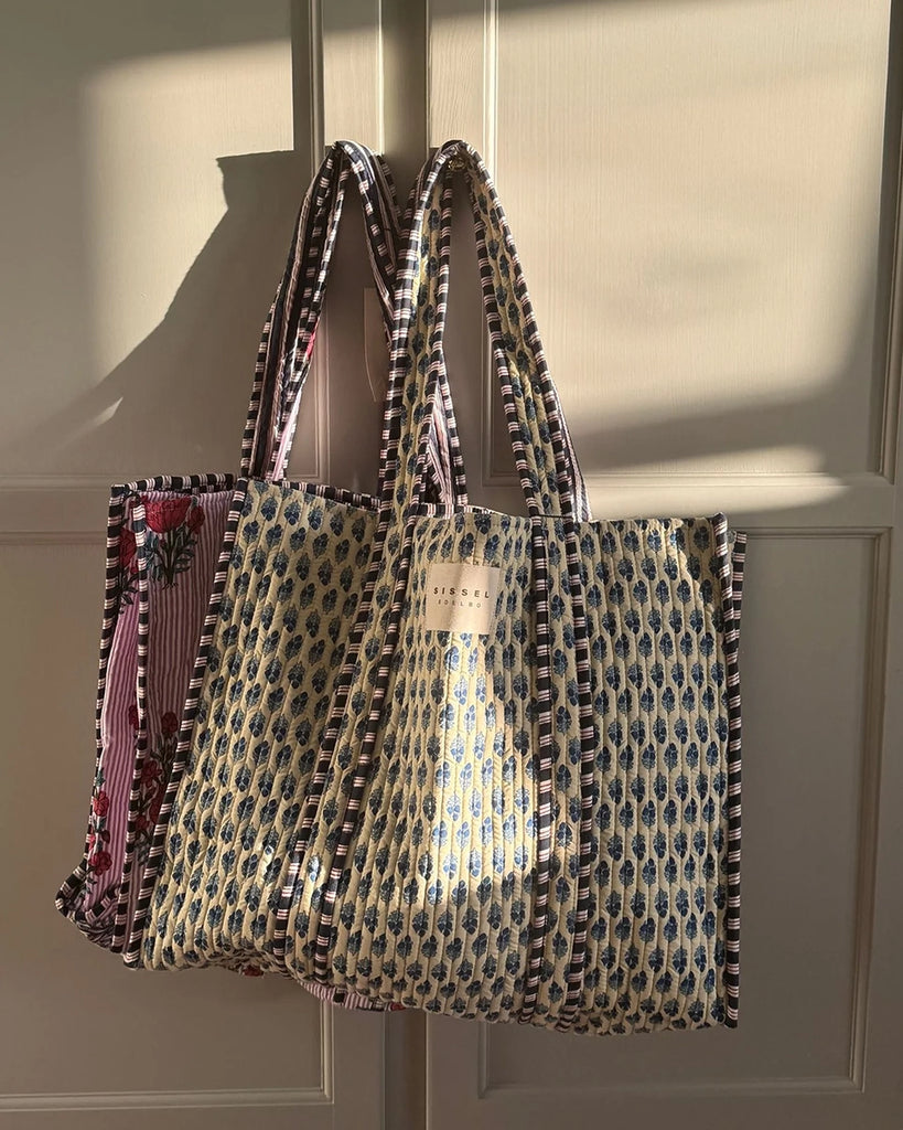 Duża torba w typie shopper Pricilla SISSEL EDELBO w niebieskie paski z ręcznie wykonanym, kwiatowym printem i haftem.