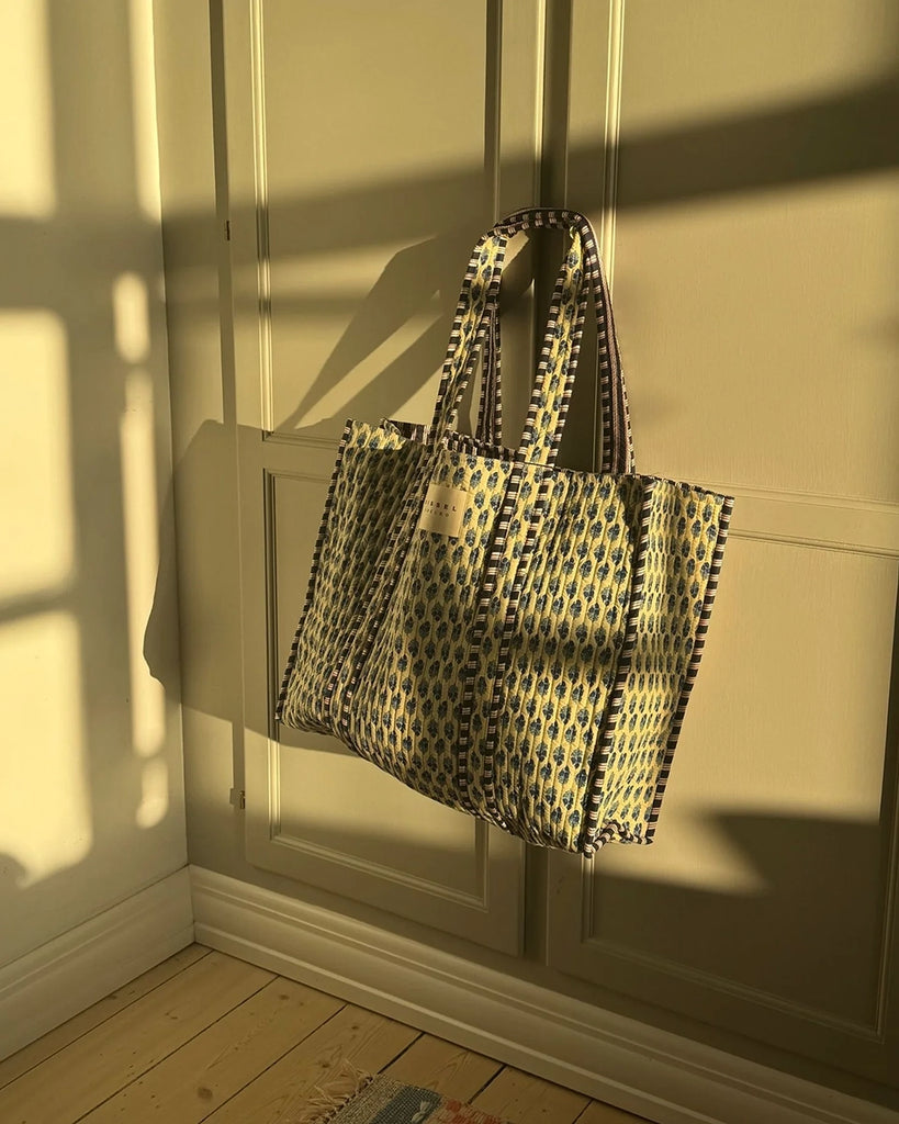 Duża torba w typie shopper Pricilla SISSEL EDELBO w niebieskie paski z ręcznie wykonanym, kwiatowym printem i haftem.