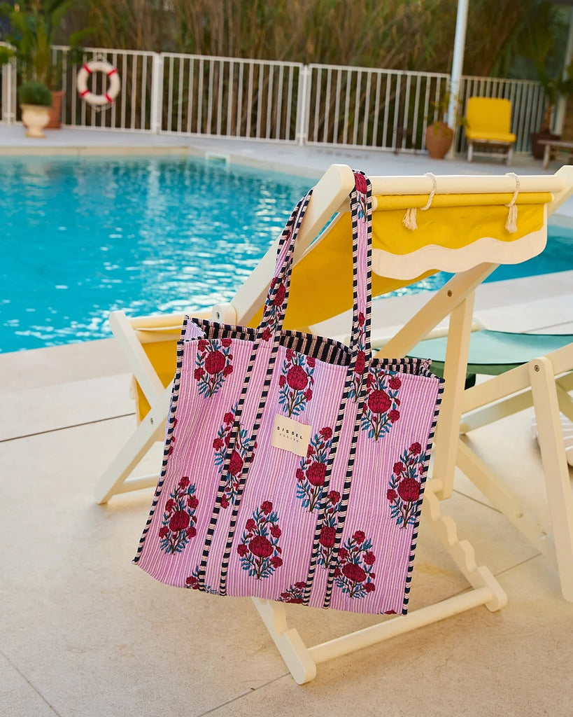 Duża torba w typie shopper Pricilla SISSEL EDELBO w niebieskie paski z ręcznie wykonanym, kwiatowym printem i haftem.