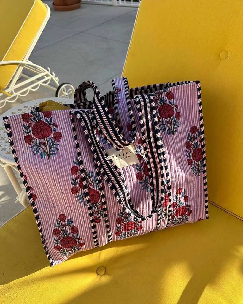 Duża torba w typie shopper Pricilla SISSEL EDELBO w niebieskie paski z ręcznie wykonanym, kwiatowym printem i haftem.