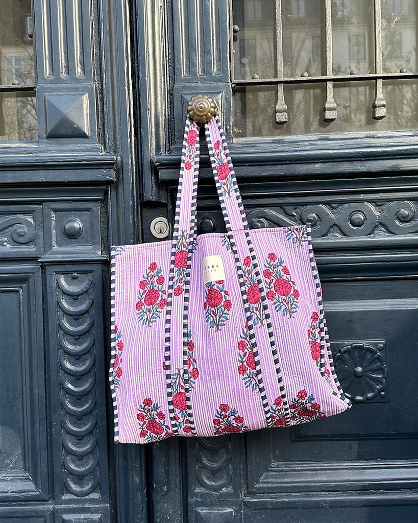 Duża torba w typie shopper Pricilla SISSEL EDELBO w niebieskie paski z ręcznie wykonanym, kwiatowym printem i haftem.