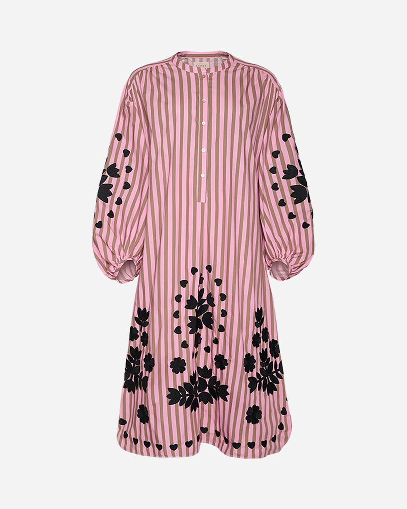 Luźna, oversizowa sukienka midi w paski Rikke SISSEL EDELBO z okrzagłym dekoltem i długim, balonowym rękawem. Dekorowana kontrastowym, roślinnym primtem. Przy dekolcie zapinana na guziki.