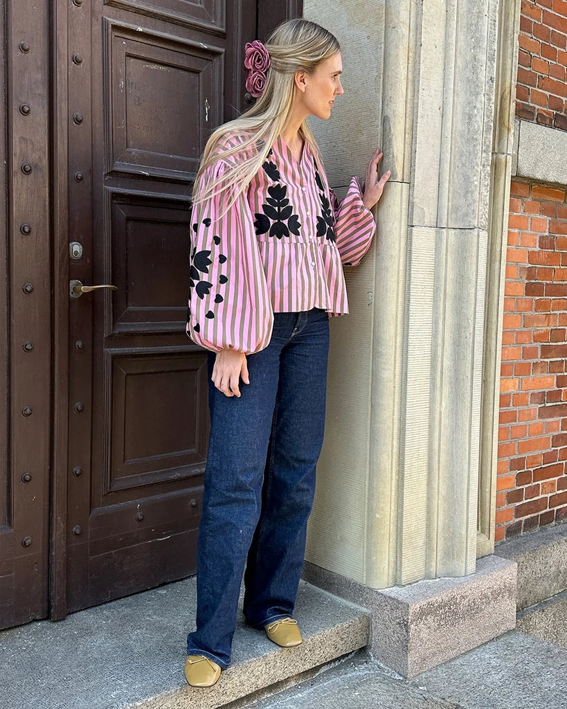 Luźna, bawełniana bluzka w paski Rikke SISSEL EDELBO z trójkątnym dekoltem i efektownymi, długimi, balonowymi rękawami