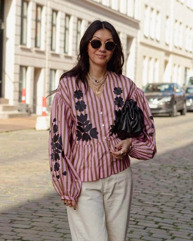 Luźna, bawełniana bluzka w paski Rikke SISSEL EDELBO z trójkątnym dekoltem i efektownymi, długimi, balonowymi rękawami