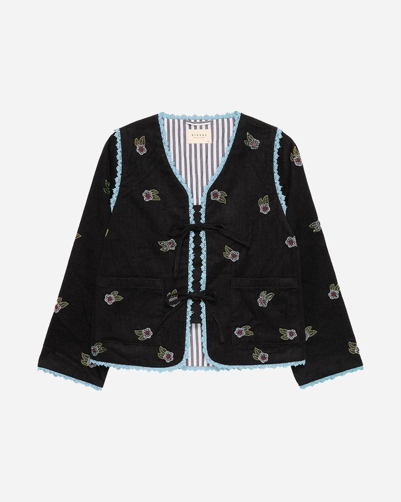 Cienka, krótka, sztruksowa kurtka Tahlia SISSEL EDELBO z trójkątnym dekoltem, wiązana z przodu na kokardki. Wyszywana kolorowymi, drobnymi koralikami w uroczy, kwiatowy wzór. Wykończona drobną, kontrastową koronką.