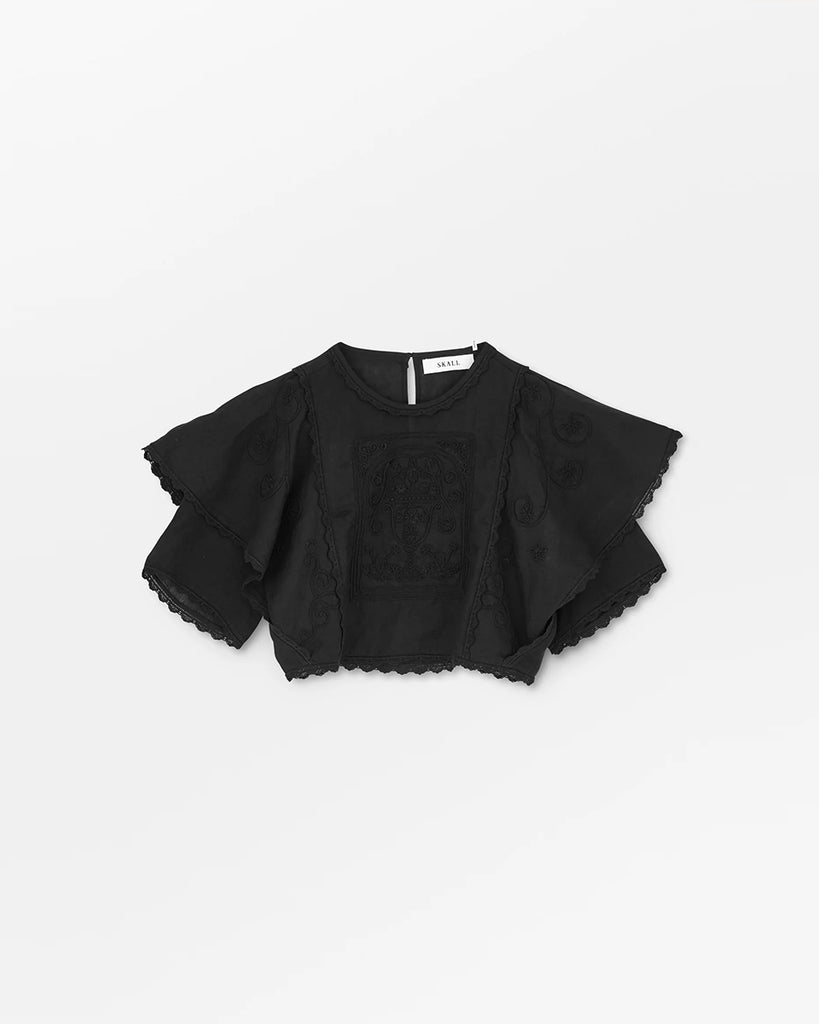 Lniana bluzka Jardin Black marki SKALL w kolorze czarnym o skróconej długości i z okrągłym dekoltem. Ma szerokie, warstwowe, krótkie rękawy zakończone koronkową lamówką, które tworzą efekt lekkich falban. Z przodu, na środku znajduje się bogaty haft w kwiatowe i ornamentalne wzory.