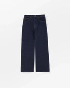 Luźne jeansy Willow Indigo Blue SKALL z obniżonym stanem i szerokimi, prostymi nogawkami. Posiadają kieszenie, szlufki na pasek i haftowane logo z tyłu w pasie. Jeansy maja standardową długość. Wykonane ze sztywnego denimu z bawełny organicznej.