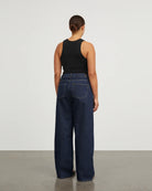 Luźne jeansy Willow Indigo Blue SKALL z obniżonym stanem i szerokimi, prostymi nogawkami. Posiadają kieszenie, szlufki na pasek i haftowane logo z tyłu w pasie. Jeansy maja standardową długość. Wykonane ze sztywnego denimu z bawełny organicznej.