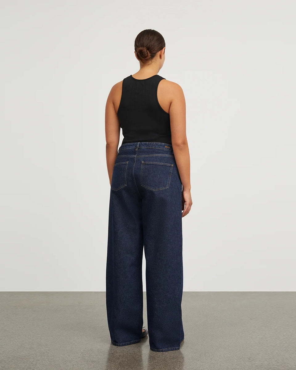 Luźne jeansy Willow Indigo Blue SKALL z obniżonym stanem i szerokimi, prostymi nogawkami. Posiadają kieszenie, szlufki na pasek i haftowane logo z tyłu w pasie. Jeansy maja standardową długość. Wykonane ze sztywnego denimu z bawełny organicznej.