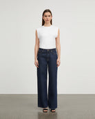 Luźne jeansy Willow Indigo Blue SKALL z obniżonym stanem i szerokimi, prostymi nogawkami. Posiadają kieszenie, szlufki na pasek i haftowane logo z tyłu w pasie. Jeansy maja standardową długość. Wykonane ze sztywnego denimu z bawełny organicznej.